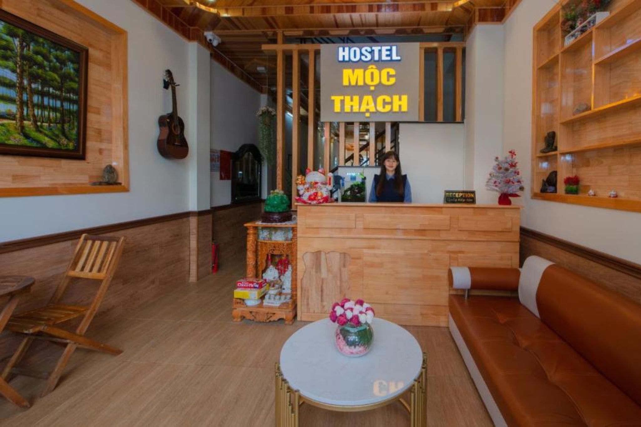 thiêt kế quầy lễ tân hostel 4